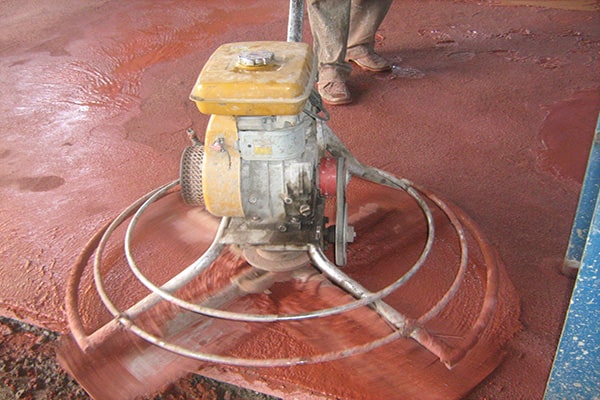 در حال اجرای بتن سخت رنگی